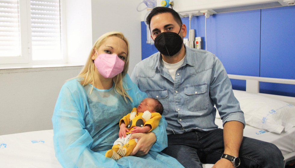 El Clínico realiza el primer parto natural en España de un niño sano con madre receptora de doble trasplante