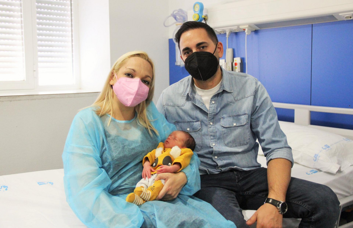 El Clínico realiza el primer parto natural en España de un niño sano con madre receptora de doble trasplante