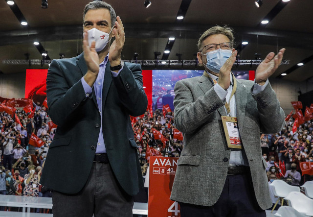 El presidente del Gobierno y secretario general del PSOE, Pedro Sánchez (i) y el presidente de la Comunidad Valenciana y del Congreso Federal del PSOE, Ximo Puig (d), en el acto de clausura del 40º Congreso Federal del PSOE