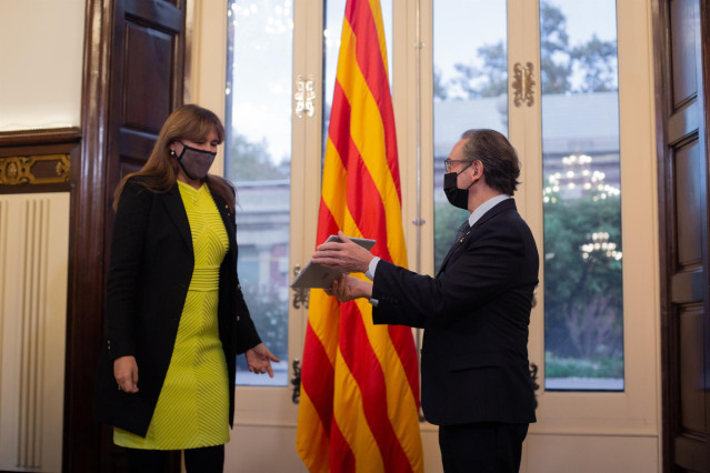 La presidenta del Parlament, Laura Borràs, recibe el proyecto de Presupuestos de la Generalitat de 2022 por parte del conseller de Economía, Jaume Giró.