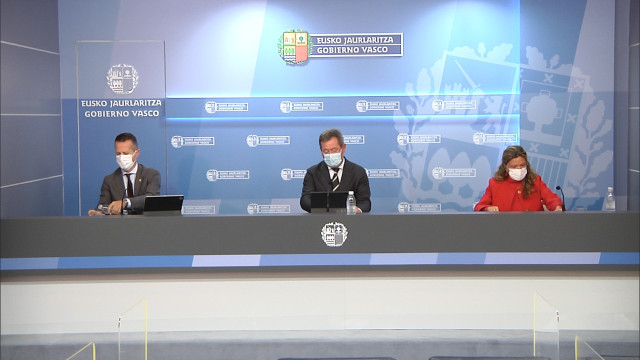 Los consejeros vascos Jokin Bildarratz, Bingen Zupiria y Gotzone Sagardui en rueda de prensa.