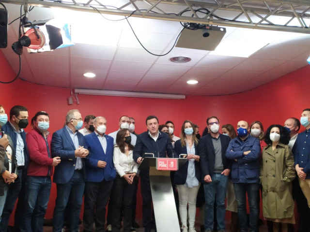 La alcaldesa de A Coruña, Inés Rey, junto al nuevo secretario xeral del PSdeG, Valentín González Formoso, tras ganar las primarias