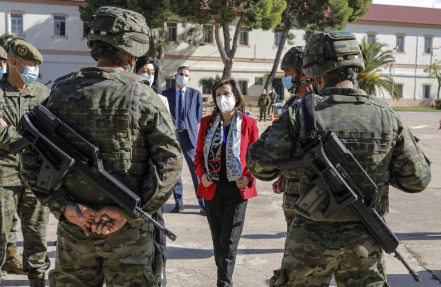 La ministra de Defensa, Margarita Robles, durante su visita al Regimiento Nuclear, Biológico y Químico Valencia nº 1 en el acuartelamiento Daoiz y Velarde de Paterna (Valencia).