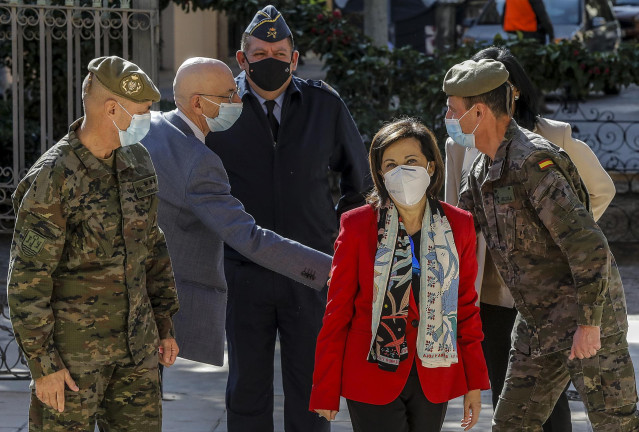 La ministra de Defensa, Margarita Robles, durante su visita al Regimiento Nuclear, Biológico y Químico Valencia nº 1 en el acuartelamiento Daoiz y Velarde de Paterna (Valencia).