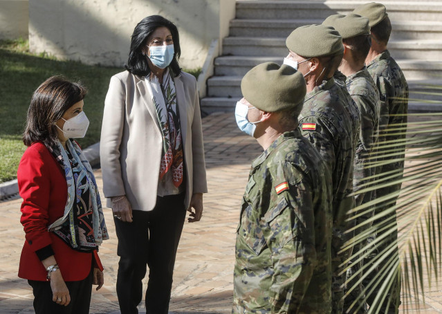 La ministra de Defensa, Margarita Robles, y la secretaria de Estado de Defensa, Esperanza Casteleiro, durante su visita al Regimiento Nuclear, Biológico y Químico (NBQ)  Valencia nº 1 en Paterna (Valencia).