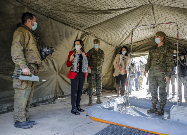 La ministra de Defensa, Margarita Robles, durante su visita al Regimiento Nuclear, Biológico y Químico (NBQ)  Valencia nº 1 en el acuartelamiento Daoiz y Velarde Paterna (Valencia).