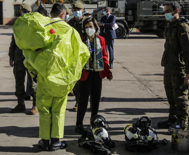La ministra de Defensa, Margarita Robles, durante su visita al Regimiento Nuclear, Biológico y Químico (NBQ)  Valencia nº1 en el acuartelamiento Daoiz y Velarde de Paterna (Valencia).