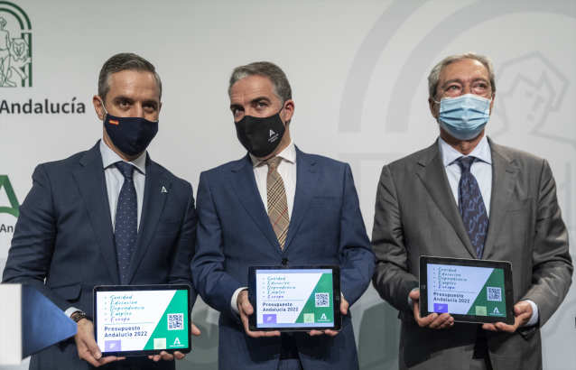 El consejero de Hacienda, Juan Bravo; el consejero de la Presidencia y portavoz, Elías Bendodo; y el consejero de Transformación Económica, Rogelio Velasco, el 3 de noviembre tras aprobar en Consejo de Gobierno el proyecto de Presupuesto 2022.