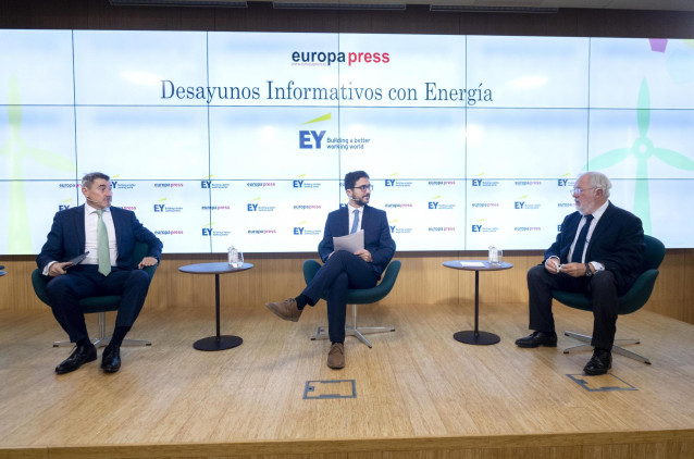 El socio Responsable de Regulación y Análisis Económico de EY España, Antonio Hernández; el redactor de Economía de Europa Press, David Rubio, y el exComisario Europeo de Energía y Acción por el Clima Miguel Arias Cañete.