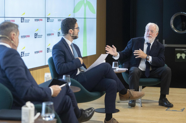 El socio Responsable de Regulación y Análisis Económico de EY España, Antonio Hernández; el redactor de Economía de Europa Press, David Rubio, y el exComisario Europeo de Energía y Acción por el Clima Miguel Arias Cañete, en un Desayuno Informativo