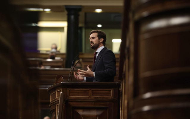 El líder del PP, Pablo Casado, interviene en una sesión plenaria en el Congreso de los Diputados, a 10 de noviembre de 2021, en Madrid, (España).