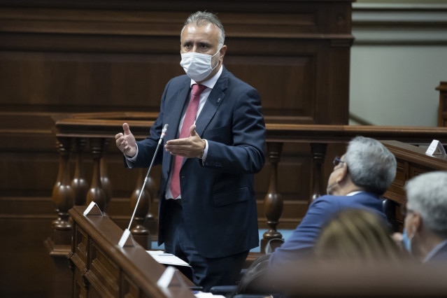 Archivo - El presidente de Canarias, Ángel Víctor Torres, en el Pleno del Parlamento