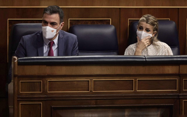 El presidente del Gobierno, Pedro Sánchez, y la vicepresidenta segunda del Gobierno y ministra de Trabajo, Yolanda Díaz, en una sesión plenaria en el Congreso de los Diputados