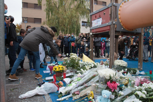 Un niño arroja flores en un homenaje al menor asesinado en Lardero (La Rioja)