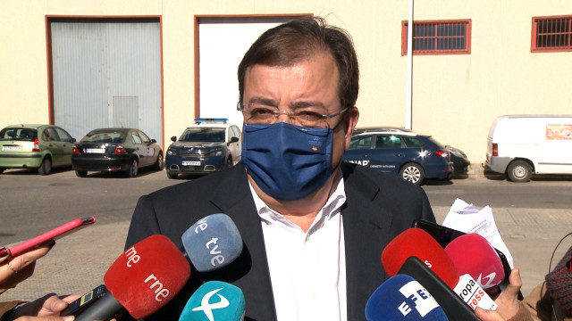 El presidente de la Junta de Extremadura, Guillermo Fernández Vara, atiende a los medios en Mérida