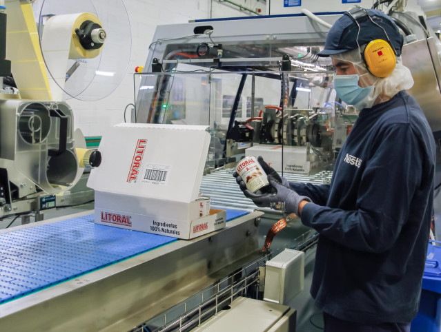 Un trabajador de Nestlé