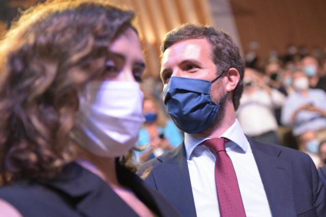 Archivo - La presidenta de la Comunidad de Madrid, Isabel Díaz Ayuso (i) y el presidente del PP, Pablo Casado (d), durante la Convención Nacional del partido, en el Auditorio de la Ciudad de las Artes y las Ciencias, a 2 de octubre de 2021, en Valencia,
