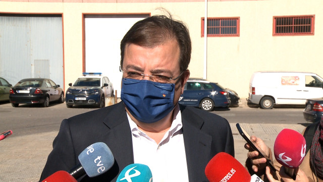 El presidente de la Junta, Guillermo Fernández Vara, atiende a los medios
