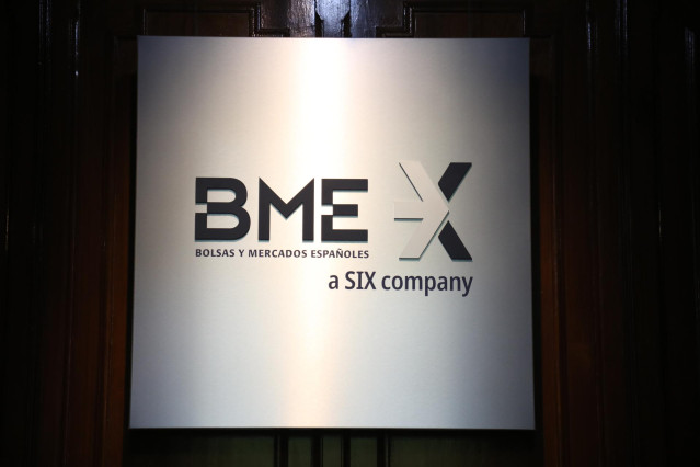 Placa a la entrada del Palacio de la Bolsa, a 21 de octubre de 2021, en Madrid (España).