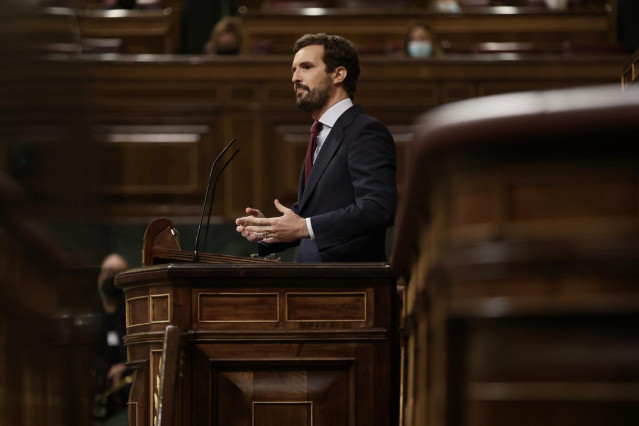 El líder del PP, Pablo Casado, interviene en una sesión plenaria en el Congreso de los Diputados, a 10 de noviembre de 2021, en Madrid, (España).