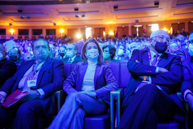 (I-D) El presidente de Boluda Corporación Marítima, Vicente Boluda; la ministra de Transportes, Movilidad y Agenda Urbana, Raquel Sánchez, y el presidente de Mercadona, Juan Roig