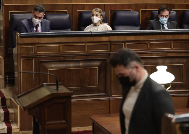El portavoz parlamentario de ERC, Gabriel Rufián, pasa por delante del presidente del Gobierno, Pedro Sánchez.