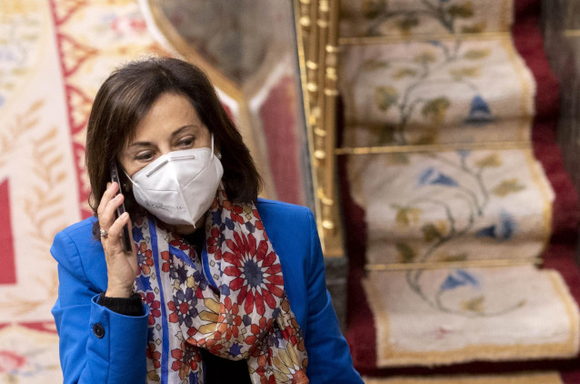 La ministra de Defensa, Margarita Robles, habla por teléfono en una sesión plenaria en el Congreso de los Diputados
