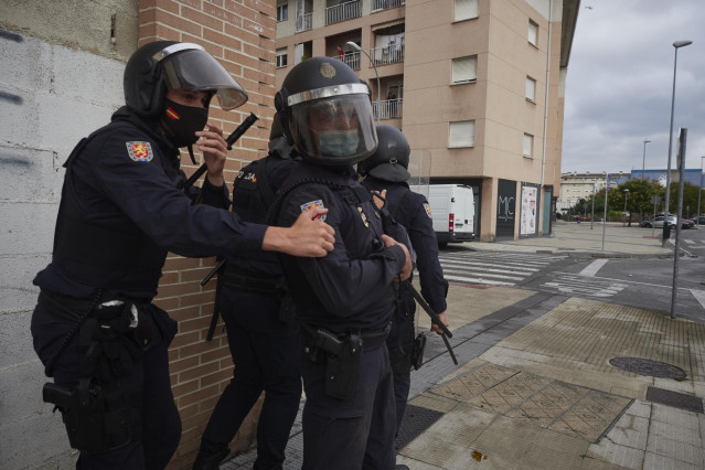 Archivo - Varios agentes de Policía Nacional durante el desalojo de la nave ocupada como gaztetxe (local juvenil), en el barrio de la Rochapea de Pamplona, a 2 de septiembre de 2021, en Pamplona, Navarra (España).