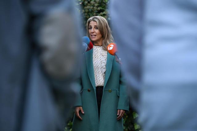 La vicepresidenta segunda y ministra de Trabajo y Economía Social, Yolanda Díaz, a su llegada a la inauguración de las Jornadas de Acción Sindical y Negociación Colectiva 2022, en el Hotel NH Madrid Ventas, a 10 de noviembre de 2021, en Madrid (España).