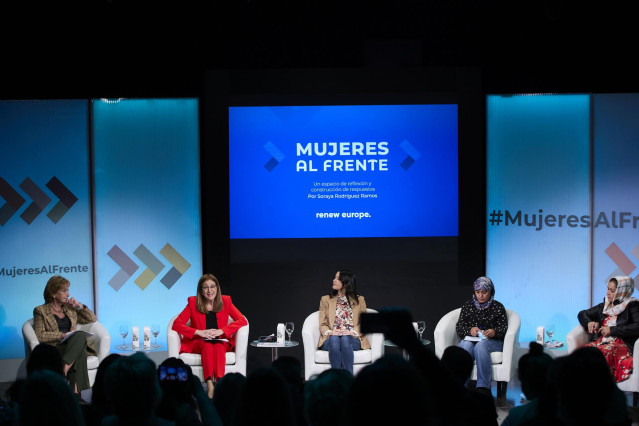 (I-D) La fundadora de la Asociación para la Prevención, Reinserción y Atención a la mujer prostituta (APRAMPA), Rocío Nieto; la eurodiputada del partido liberal, Soraya Rodríguez; la presidenta de Ciudadanos (Cs), Inés Arrimadas; la periodista y refugiada