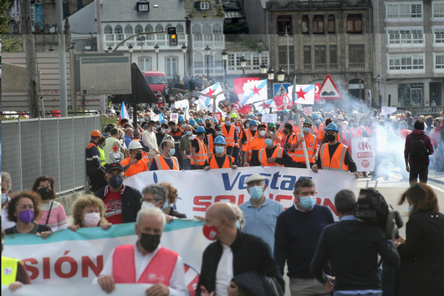 Varios cientos de personas participan en una manifestación por el futuro industrial de A Mariña, a 17 de octubre de 2021, en Viveiro, Lugo (Galicia). Viveiro acoge este domingo una manifestación convocada por los sindicatos CCOO, UGT y CIG para demandar u