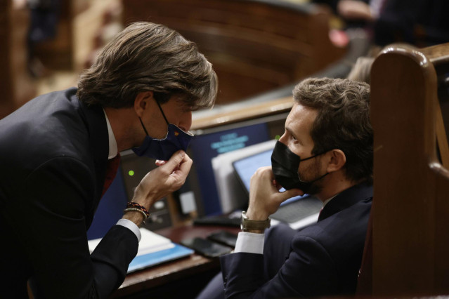 El vicesecretario de Comunicación del PP, Pablo Montesinos (i), conversa con el líder del PP, Pablo Casado, en una sesión plenaria en el Congreso