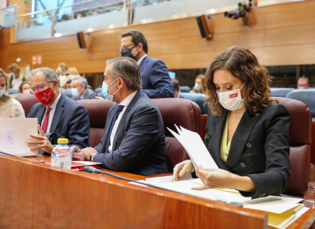 La presidenta de la Comunidad de Madrid, Isabel Díaz Ayuso, al inicio de un pleno de la Asamblea de Madrid, a 11 de noviembre de 2021, en Madrid, (España). La sesión plenaria está marcada por un Pleno monográfico sobre la utilización de la figura de la co