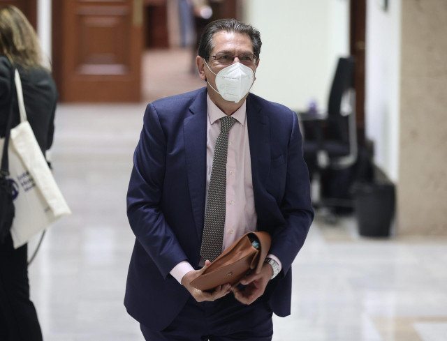 El letrado de las Cortes Generales y candidato del PP a uno de los puestos vacantes del Tribunal Constitucional, Enrique Arnaldo Alcubilla, a su llegada a una Comisión Consultiva de Nombramientos con las comparecencias de los candidatos para cubrir los pu