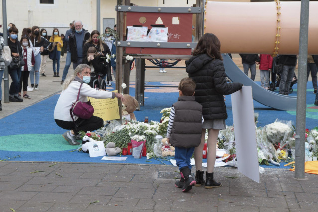 Un niño participa en una concentración en recuerdo del menor asesinado en Lardero (La Rioja), en el Barrio de Entrerríos, en Lardero, , La Rioja (España)