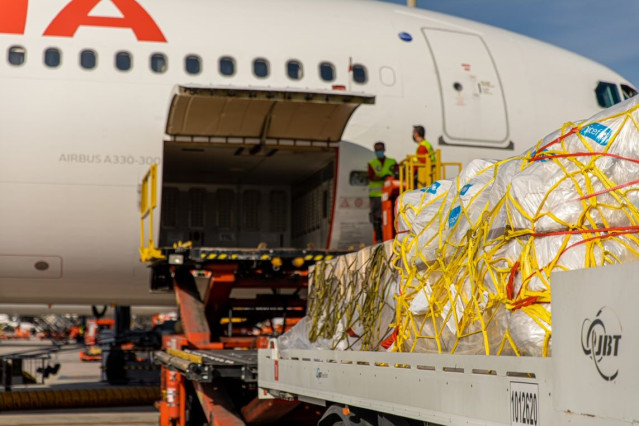 Un avión A330 de Iberia carga el material humanitario de UNICEF con destino a Haití