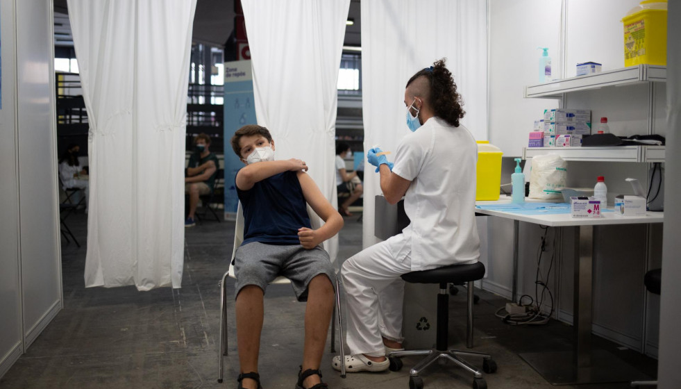 Archivo - Un adolescente recibe la vacuna contra el Covid-19.