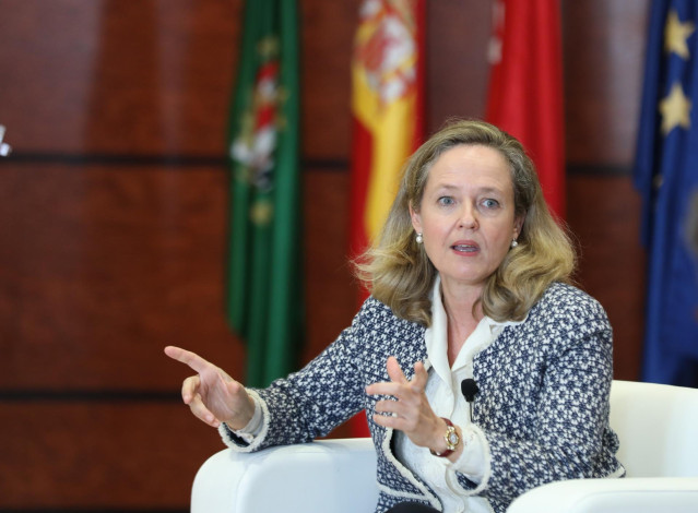 La vicepresidenta primera y ministra de Asuntos Económicos, Nadia Calviño, durante el diálogo con el catedrático emérito de economía de la empresa de la UAM, en la Facultad de Ciencias Económicas de la Universidad Autónoma de Madrid (UAM), en el campus de