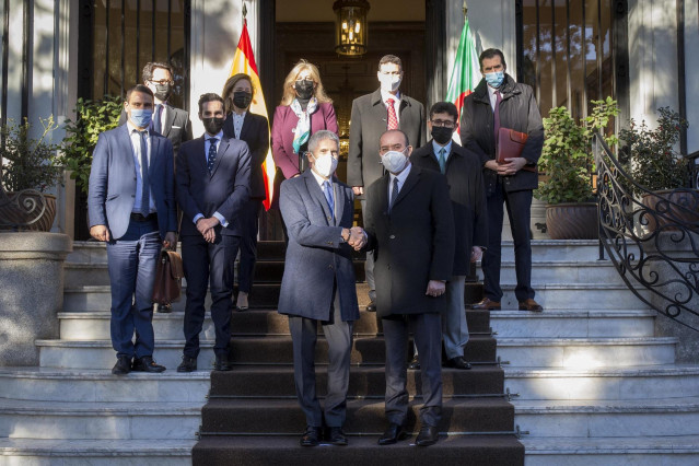 El ministro del Interior, Fernando Grande-Marlaska, recibe a su homólogo de Argelia, Kamel Beldjoud