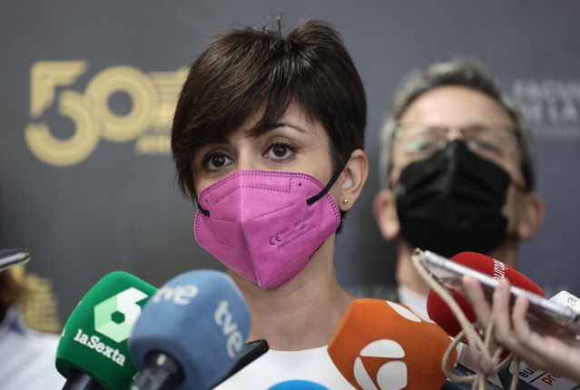 La ministra de Política Territorial y Portavoz del Gobierno, Isabel Rodríguez, ofrece declaraciones a los medios de comunicación tras su visita a la Facultad de Ciencias de la Información de la Universidad Complutense de Madrid (UCM), a 11 de noviembre de