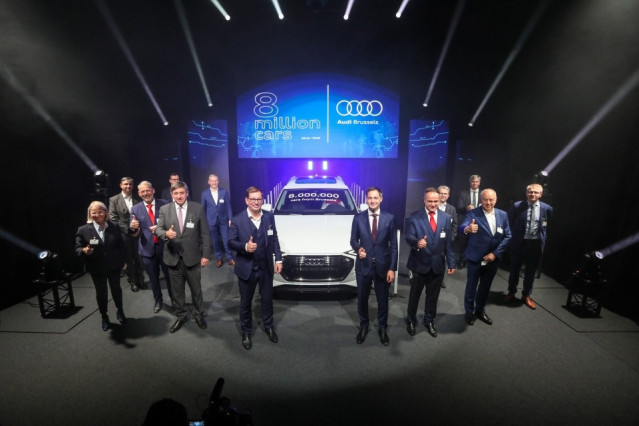 Responsables de Audi junto al modelo ocho millones