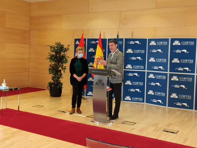 El coordinador de Fomento y Medio Ambiente del Grupo Socialista, José Luis Vázquez, junto a la procuradora abulense Soraya Blázquez.