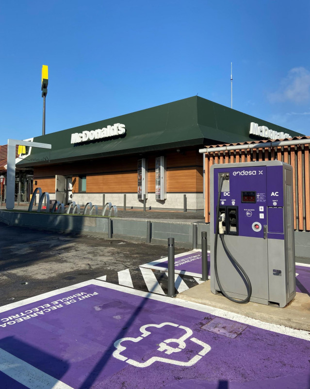 Archivo - Cargador para vehículos eléctricos de Endesa X en un restaurante McDonald's