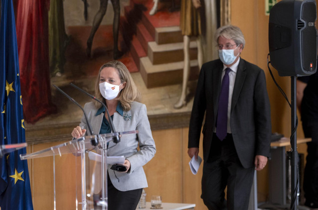 La vicepresidenta primera y ministra de Asuntos Económicos y Transformación Digital, Nadia Calviño y el comisario europeo de Economía, Paolo Gentiloni, a su llegada para comparecer en la rueda de prensa posterior a la clausura del seminario 'Monitoring th