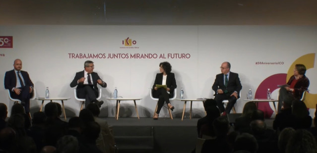 A la izquierda, el presidente de CEAJE, Fermín Albaladejo, y el presidente del ICO, José Carlos García de Quevedo. A la dcha, la directora de la Cámara de España, Inmaculada Riera, y el presidente de AEB, José María Roldán. En el 50º aniversario del ICO.