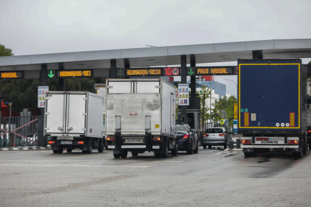 Archivo - Varios camiones esperan para pasar por el peaje de acceso a Mercamadrid