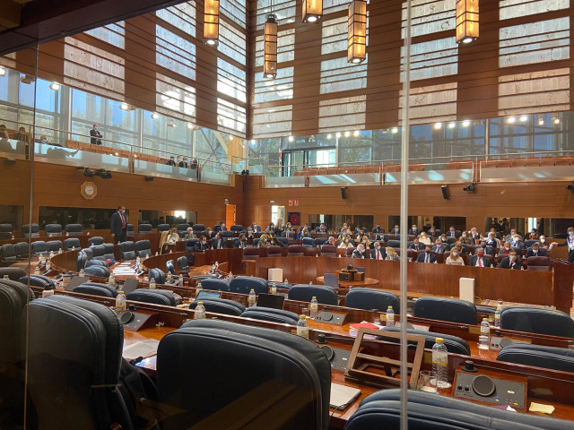 Los diputados de la oposición en la Asamblea de Madrid (Más Madrid, PSOE y Unidas Podemos) abandonan el Pleno mongráfico tras la decisión de Caraballedo de expulsar a una diputada del PSOE que se negó a retirar una acusación sobre el hermano de Ayuso