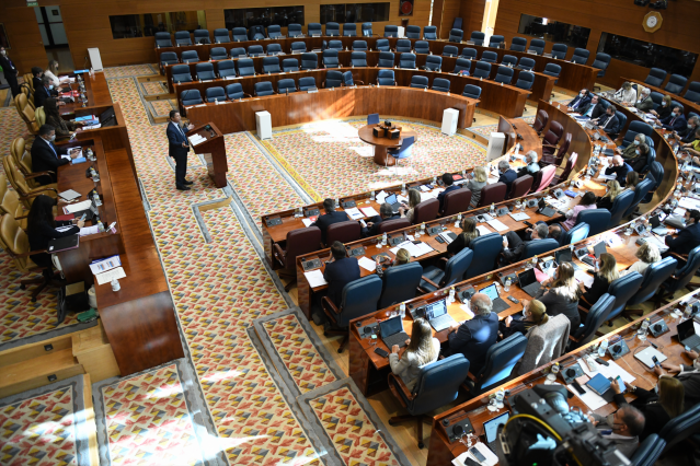 El portavoz adjunto del PP en la Asamblea de Madrid, Pedro Muñoz Abrines, habla desde el atril durante una sesión plenaria en la Asamblea de Madrid, después de que toda la oposición haya abandonado el hemiciclo, a 11 de noviembre de 2021, en Madrid (Españ