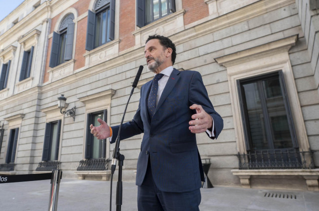 El vicesecretario general de Ciudadanos (Cs), Edmundo Bal, responde a los medios al mismo tiempo que se celebra una sesión plenaria del Congreso