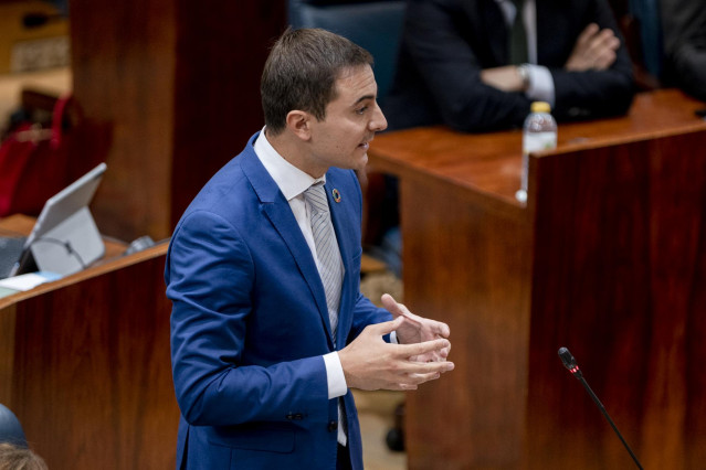 El portavoz del PSOE en la Asamblea de Madrid, Juan Lobato, durante una sesión de control al Gobierno regional en la Asamblea, a 4 de noviembre de 2021, en Madrid, (España).  El Pleno de la Asamblea de Madrid de este jueves centra su debate en el Proyecto